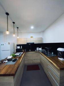 eine Küche mit Holzschränken und einer Arbeitsplatte in der Unterkunft 4scape BnB in Mba