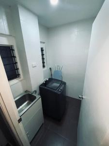 ein kleines Badezimmer mit Waschbecken und Waschmaschine in der Unterkunft 4scape BnB in Mba