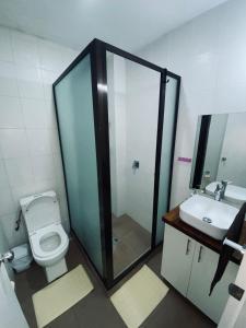 ein Badezimmer mit Dusche, Toilette und Waschbecken in der Unterkunft 4scape BnB in Mba
