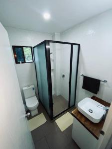 ein Badezimmer mit Dusche, Toilette und Waschbecken in der Unterkunft 4scape BnB in Mba