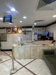 a waiting room with a counter in a hospital at فندق جاردنز أوف كومفورت in Az Zahrāʼ