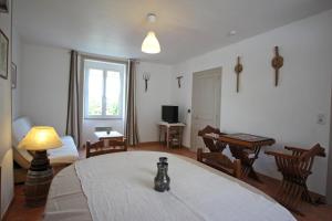 a room with a bed and a table with a lamp at Les soleils in Nedde