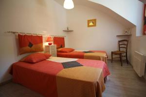 two beds in a room with an attic at Les soleils in Nedde