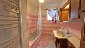 a bathroom with a sink and a bath tub at Péret in Saint-Denis-des-Murs