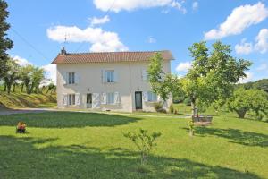 a large white house with a green yard at Péret in Saint-Denis-des-Murs