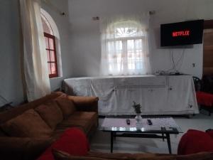 a living room with a couch and a table at Sumaq Illary Bonito Amanecer in Urubamba +11 photos