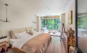 a bedroom with a large bed and a window at Taofanting Riverside Hotel in Yichang