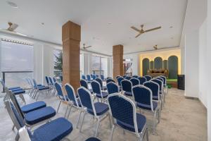 a row of chairs in a room with windows at Hotel Mountain Mirage in KumhÄrsain