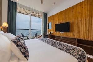 a hotel room with a bed and a television at Hotel Mountain Mirage in KumhÄrsain