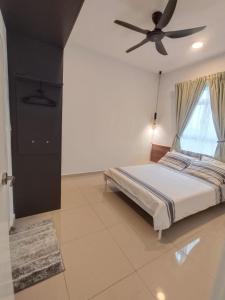 a bedroom with a bed and a ceiling fan at Adilili Mesahill Premier Homestay, Nilai near KLIA USIM AEON Mall Mesa Mall Aurelius Hospital in Nilai +30 photos