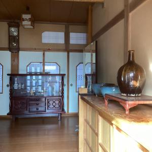 a large vase sitting on a counter in a room at 森のしずく in Azumino