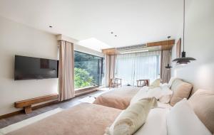 a living room with a couch and a tv at Taofanting Riverside Hotel in Yichang