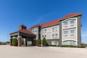 a large building with a red roof at La Quinta by Wyndham Kyle - Austin South in Kyle