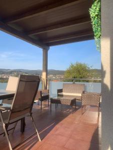 a patio with a table and chairs and a table at Villa Lila - planta 1ª in Pontevedra