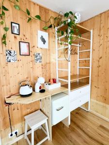 a room with a desk and a book shelf at Hacienda Rooms - moderne Zimmer in ruhiger Lage - Room only ! in Friedrichshafen