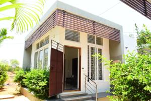 a small house with a porch at Skandavanam in Tiruvallūr