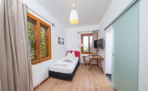 Postel nebo postele na pokoji v ubytování Alpenhaus Kesselfall, Summercard included
