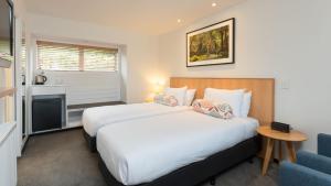 Кровать или кровати в номере Heartland Hotel Glacier Country