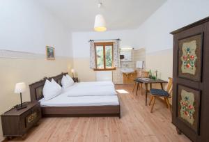 1 dormitorio con cama, mesa y escritorio en Alpenhaus Kesselfall en Kaprun