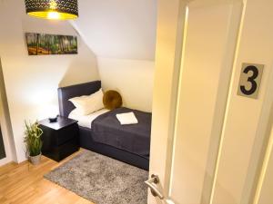 a small bedroom with a bed in a room at Privates Team-Haus nahe VW Wolfsburg I 4-5 Schlafzimmer, Einzelbetten, perfekt für Monteure, Teams und Reisegruppen I Parkplatz I Rechnung mit MwSt in Calberlah