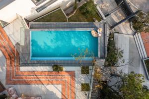 an overhead view of a swimming pool in a garden at 重庆金佛山古核隐庐Resort Hotel in Nanchuan