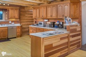 een keuken met houten kasten en een aanrecht bij Alaska Knotty Pine B&B in Palmer