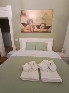 a bed with three folded towels on top of it at Affittacamere Stella Rooms in Reggio di Calabria