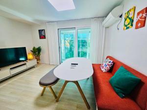 a living room with a red couch and a white table at 후암가옥 in Seoul