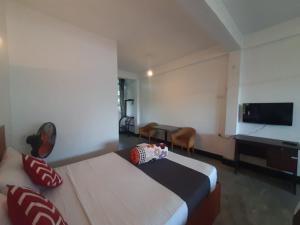 a hotel room with two beds and a flat screen tv at Green Villa Ella in Ella