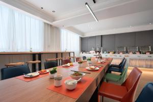 a large conference room with a long table and chairs at 花祺巨幕影院酒店 儋州那大镇夏日广场汽车站店 in Danzhou