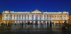 a large building with people walking in front of it at Hypercentre Capitole T2 vaste et lumineux in Toulouse