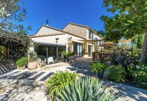 an exterior view of a house with plants at Mas de Bubu in Châteaurenard