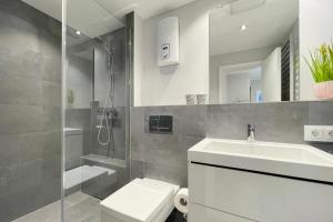 a bathroom with a sink and a shower and a toilet at Ferienwohnung Goede Tiid in Tinnum