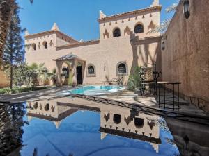 an external view of a house with a swimming pool at Rose du Sable in Agdz