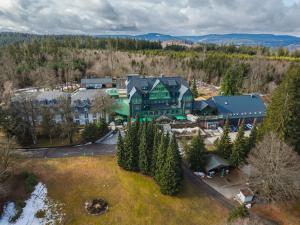 an aerial view of a large house in the woods at BERG & SPA HOTEL GABELBACH in Ilmenau