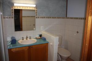 Koupelna v ubytování Apartments at Blue Seas Resort + 20 fotografií