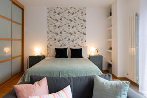 a bedroom with a bed and a couch at Loft Ladeira Real in Baiona +30 photos