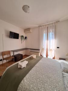 a bedroom with a large bed with two towels on it at Apartment near Lake Como -300m to station -AC in Valmadrera