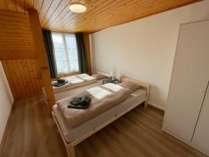 a room with two beds and a window at Gemütliche 3,5 Zimmer Wohnung in Unterseen