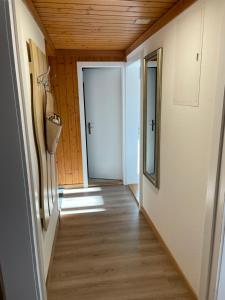 a hallway with a door leading to a room at Gemütliche 3,5 Zimmer Wohnung in Unterseen +1 photo