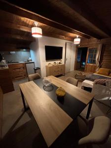 a living room with a table and a kitchen at Chalet studio in Porto Ota