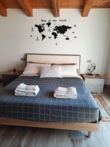 Ein Schlafzimmer mit einem Bett und einer Weltkarte an der Wand. in der Unterkunft Rivad’Elsa in Baone