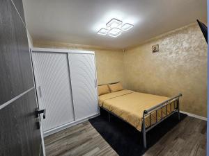 a small bedroom with a bed in a room at Casa Darius 1 in Alexandria