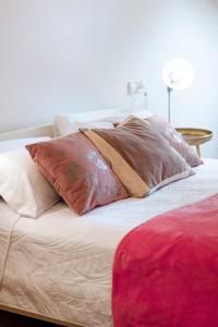 a bed with two pillows on top of it at Apartamento Bautista Centro in Cangas de Onís
