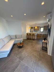 a living room with a white couch and a table at Maison Blanche in Vóthon