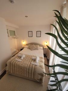 a bedroom with a bed with towels on it at R2R - Pisuco Salvé Experiencia Única con Audioguía Privada en Laredo - C28A01 in Laredo