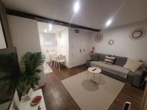 a living room with a couch and a table at R2R - Pisuco Salvé Experiencia Única con Audioguía Privada en Laredo - C28A01 in Laredo