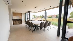 a kitchen and dining room with a table and chairs at Vakantiehuis Bartholomé in Nieuwmunster