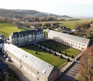 an aerial view of a building with a green lawn at Les Embruns, 4 personnes in Criel-sur-Mer