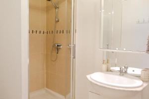 a bathroom with a shower and a sink at Les Embruns, 4 personnes in Criel-sur-Mer +31 photos